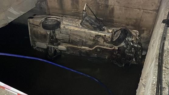 Orta ref�je �arpan otomobil 5 metre y�kseklikten sulama kanal�na d��t�