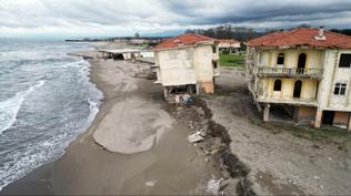 Sakarya'da deniz 100 metre i�eri girdi! villalar u�uruma dayand�