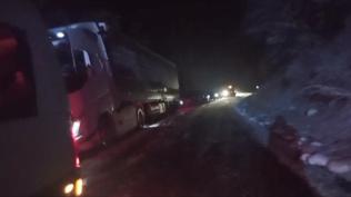 TIR yolu kapatt�, onlarca ara� mahsur kald�