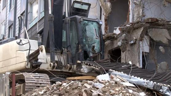 Binadan kopan tahta par�as� tehlike sa�t�: Kep�e operat�r� yaraland�