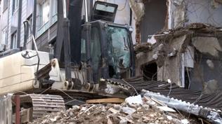 Binadan kopan tahta par�as� tehlike sa�t�: Kep�e operat�r� yaraland�