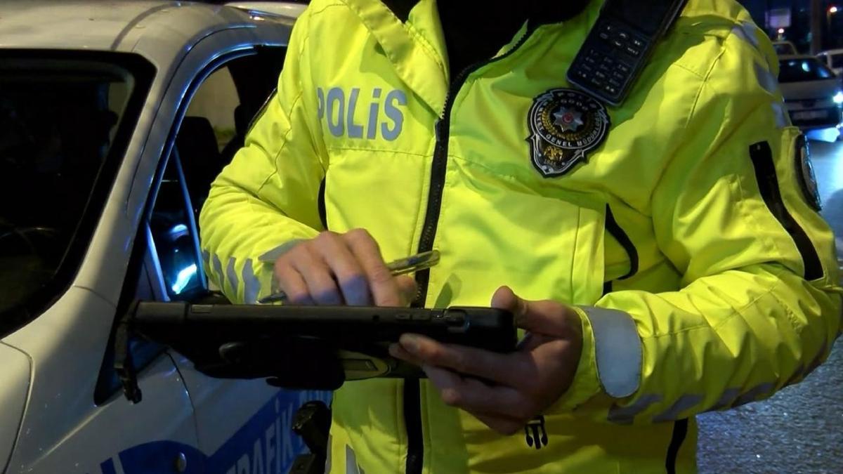 'Dur' ihtar�na uymamak pahal�ya patlad�: Alkoll� s�r�c�ye mahalle giri�inde enselendi