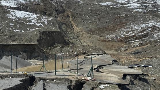 Hakkari'de dev heyelan! 2 milyon metrek�p toprak yerinden oynad�