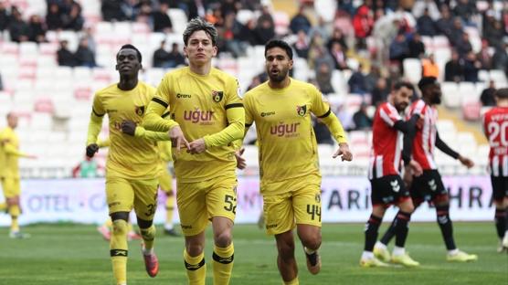 �stanbulspor'dan Sivas'ta kritik zafer! 7 ma� sonra galibiyet