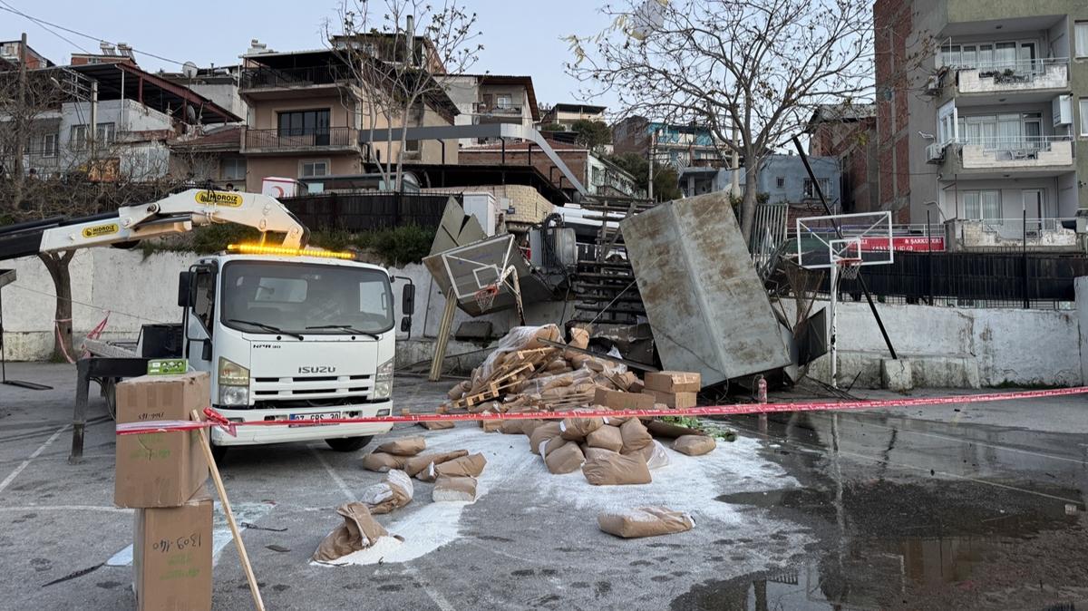 �zmir'de freni patlayan kamyon okul bah�esine devrildi