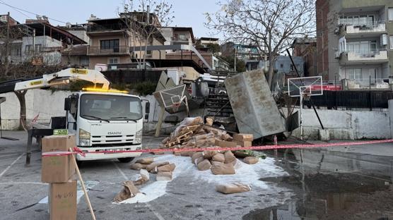 �zmir'de freni patlayan kamyon okul bah�esine devrildi