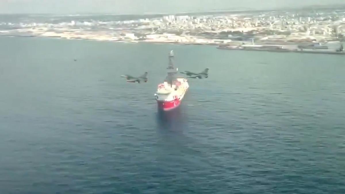 T�rk F-16'lar�ndan Afrika'da g�vde g�sterisi