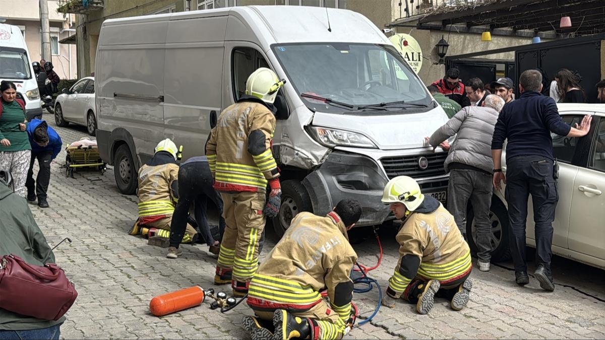 Kontrolden ��kt�, ba�ka araca �arparak durabildi: 2 ki�iden biri otomobilin alt�nda kald�