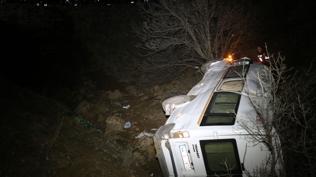 Maden i��ilerini ta��yan servis devrildi: 2 �ld�, 10 yaral�