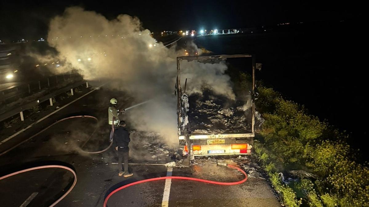 Mardin-��rnak kara yolunda t�r dorsesi alev topuna d�nd�: Yol trafi�e kapand�