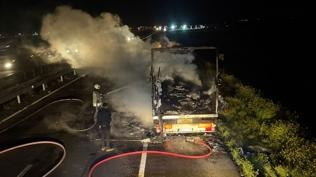 Mardin-Şırnak kara yolunda tır dorsesi alev topuna döndü: Yol trafiğe kapandı