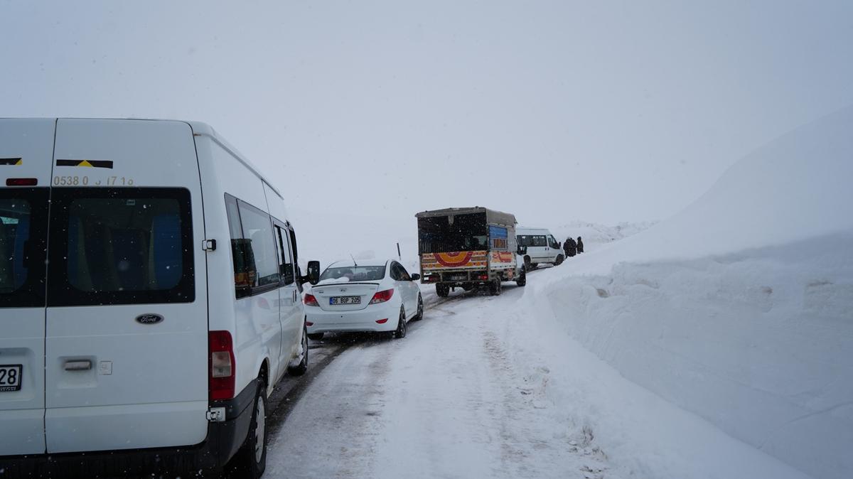 Mu�'ta kar ve tipi nedeniyle yolda mahsur kalanlar kurtar�ld�