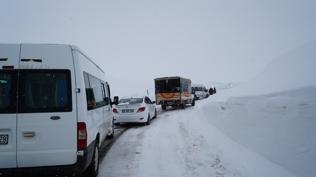 Mu�'ta kar ve tipi nedeniyle yolda mahsur kalanlar kurtar�ld�