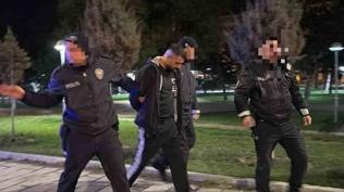 Polisten kaçarken, yola fırlattığı kağıttan uyuşturucu çıktı