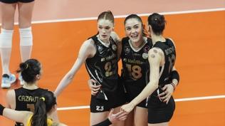 Vak�fBank'tan kritik galibiyet! Seride 2-1 �st�nl�k