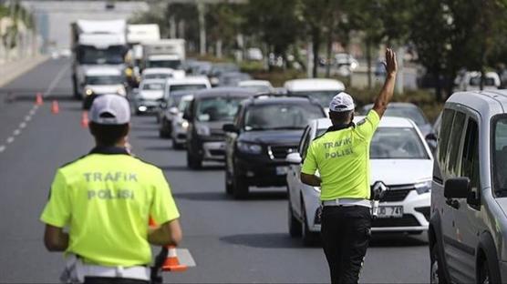 Zehirli ka��� barikata toslad�: Zonguldak'ta polis arac�na �arpan magandalar enselendi