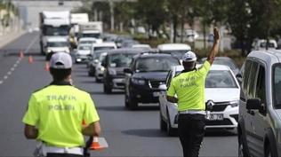 Zehirli ka��� barikata toslad�: Zonguldak'ta polis arac�na �arpan magandalar enselendi