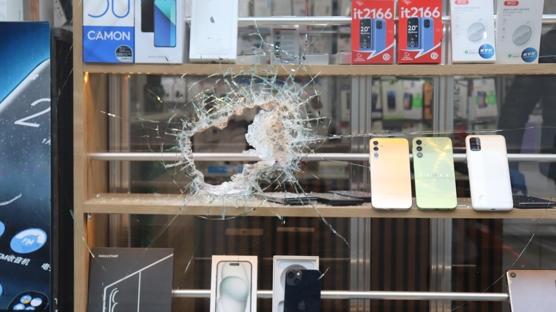 Güvenlik kamerasını unuttu! Camını taşla kırıp telefonları cepledi