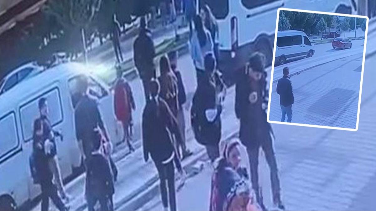 Kaldırımdaki 2 öğrenciyi ezdi geçti! Cani sürücünün kaçışı kamerada