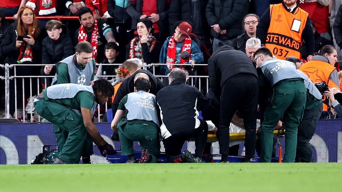 Noa Lang sakatlanm��t�: Liverpool reklam panolar�n� de�i�tirdi!