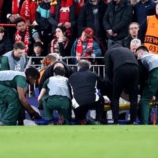 Noa Lang sakatlanm��t�: Liverpool reklam panolar�n� de�i�tirdi!