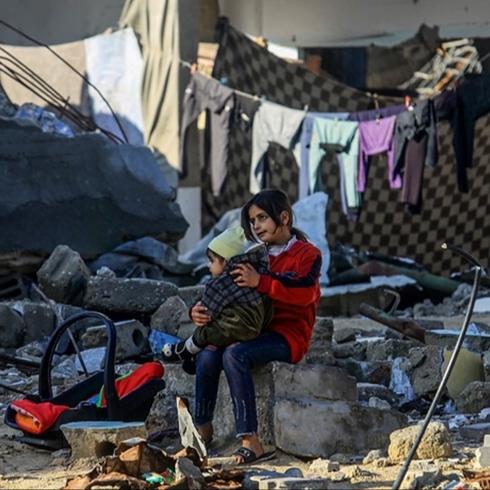 Siyonist'ten Gazze'de '�ekerli' soyk�r�m: �lac� kestiler, �ikolata t�rlar�n� s�rd�ler