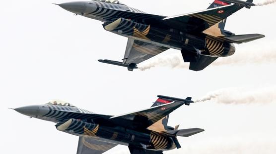 SOLOTÜRK'ten 15. yıl uçuşu: Gökyüzünde nefes kesti