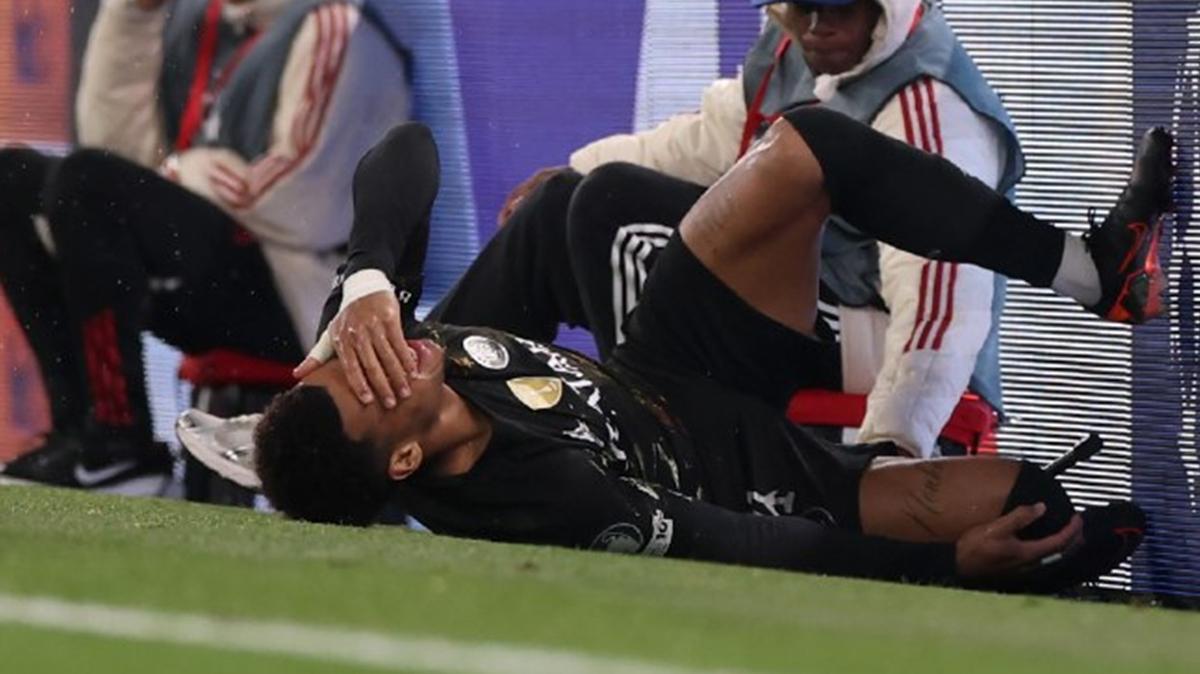 Bu kez mikrofon stand� sakatlad�!