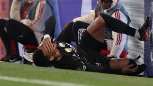 Bu kez mikrofon stand� sakatlad�!