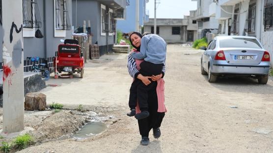 Engelli çocuğunu her gün kucağında taşıyor