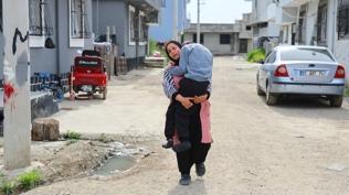 Engelli çocuğunu her gün kucağında taşıyor