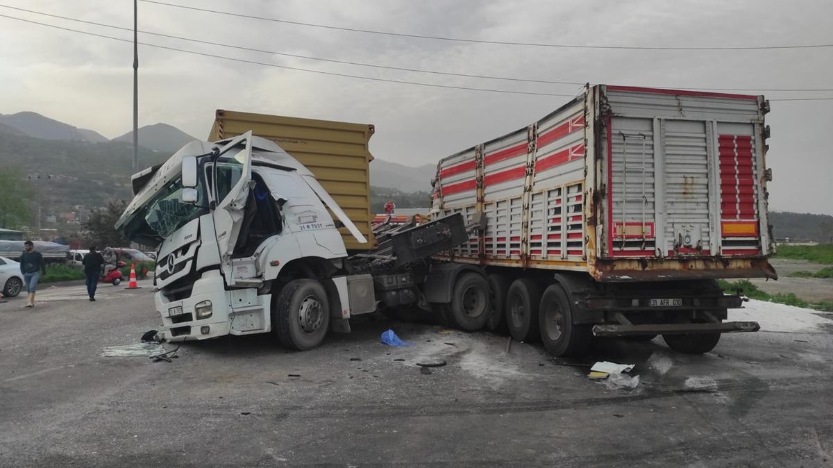 Hatay'da feci kaza: T�r s�r�c�leri ara�ta s�k��t�