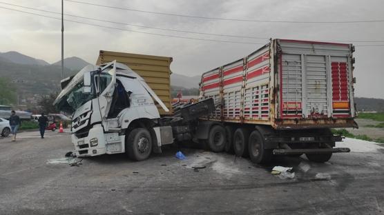 Hatay'da feci kaza: T�r s�r�c�leri ara�ta s�k��t�