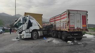 Hatay'da feci kaza: Tır sürücüleri araçta sıkıştı