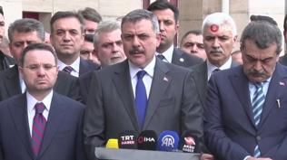 Ortaokula silahl� sald�r�! Bakan �ift�i: 8'i ��renci 1'i ��retmen 9 can kayb� var