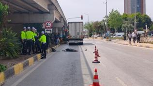 Antalya'da kahreden �l�m: Trafik ���klar�nda t�r�n alt�nda kald�