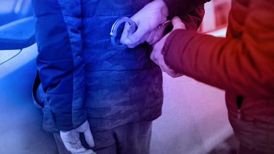 Kırmızı bültenli çete lideri kıskıvrak yakalandı