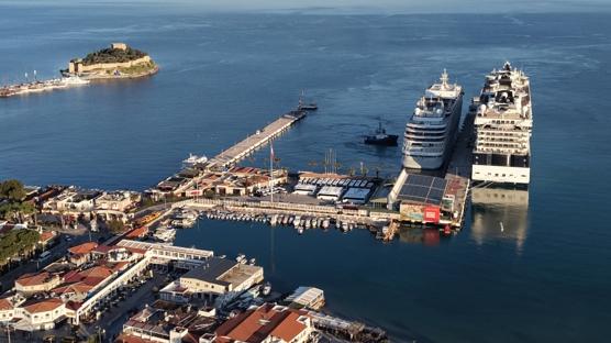 Ku�adas�'na turist ak�n�: Dev kruvaziyerle �ehri ziyarete geldiler