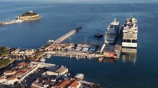 Kuşadası'na turist akını: Dev kruvaziyerle şehri ziyarete geldiler
