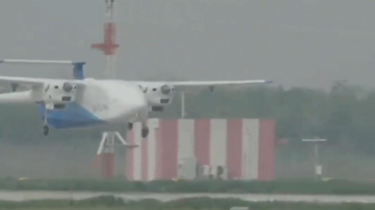 Saatte 310 kilometreyle u�uyor: �nsans�z kargo u�a�� testi ge�ti