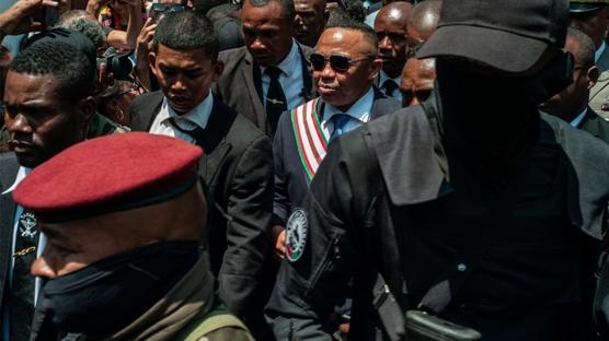 Y�ksek teknolojili suikast giri�imi! Darbe sonras� cumhurba�kan� hedefte