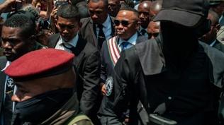 Y�ksek teknolojili suikast giri�imi! Darbe sonras� cumhurba�kan� hedefte