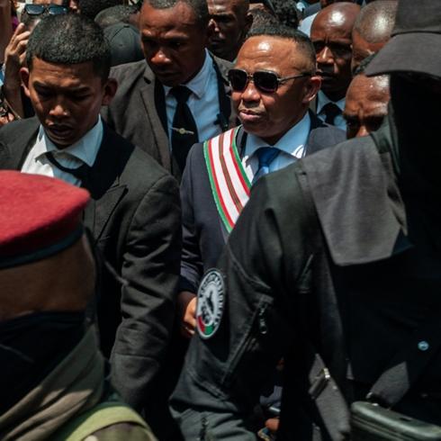 Y�ksek teknolojili suikast giri�imi! Darbe sonras� cumhurba�kan� hedefte