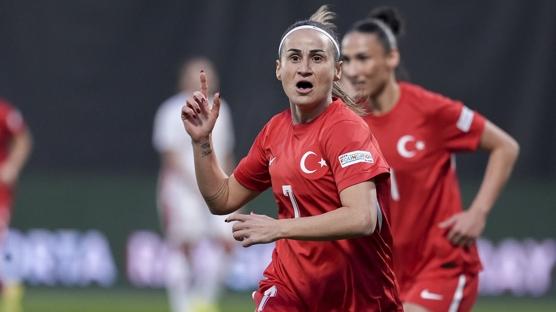 A Milli Kad�n Futbol Tak�m�'n�n konu�u �svi�re