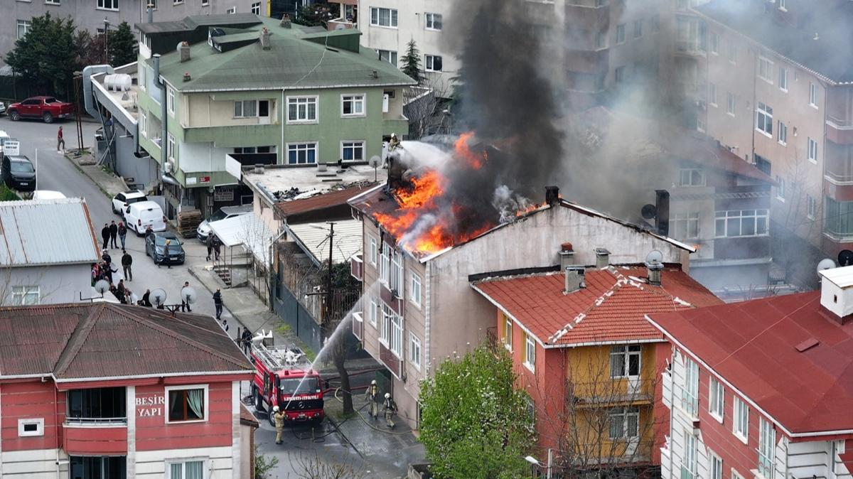 Alevler �at�y� sard�, mahalle soka�a d�k�ld�! �stanbul'da yang�n pani�i