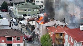 Alevler �at�y� sard�, mahalle soka�a d�k�ld�! �stanbul'da yang�n pani�i