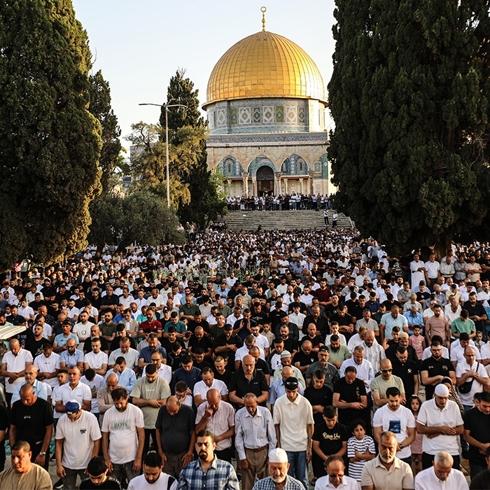 Bariyerleri on binlerce y�rek a�t�! Aksa'da yasakl� g�nlerin ard�ndan saf tutuldu