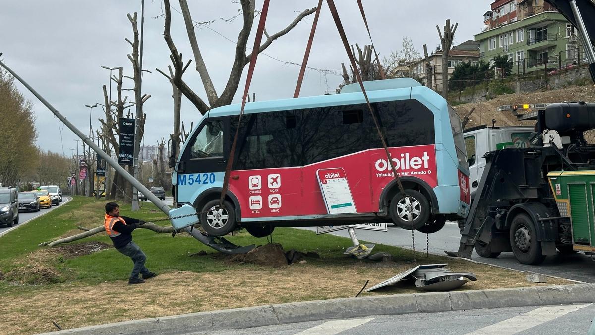 Beyo�lu'nda feci kaza: Yolcu dolu minib�s ayd�nlatma dire�ine �arpt�