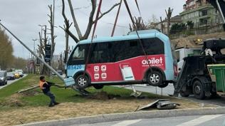 Beyo�lu'nda feci kaza: Yolcu dolu minib�s ayd�nlatma dire�ine �arpt�