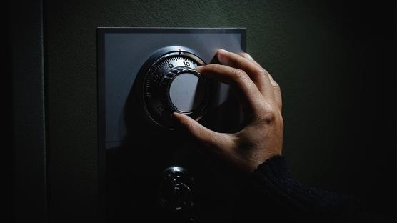 Filmleri aratmayan soygun! Kendilerini kilitledikleri odadan s�rra kadem bast�lar